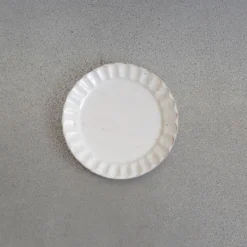 Assiette cannelée Kohiki Shima - Blanche