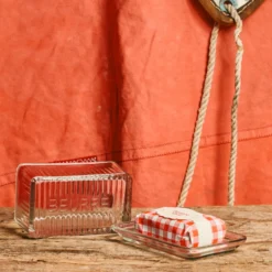 Beurrier en verre moulé