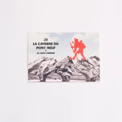 Carte Postale Noire, Blanche & Rouge - La Caverne du Pont-Neuf x Au Vieux Campeur