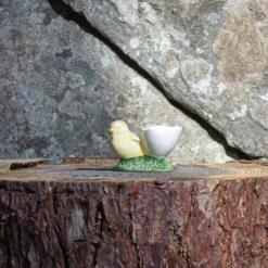 Coquetier coquille d'oeuf avec poussin