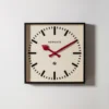 Horloge murale carrée Number 5 - Aiguilles rouge
