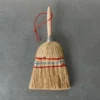 Mini balayette en paille