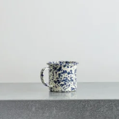 Mug en émail avec éclaboussures bleues