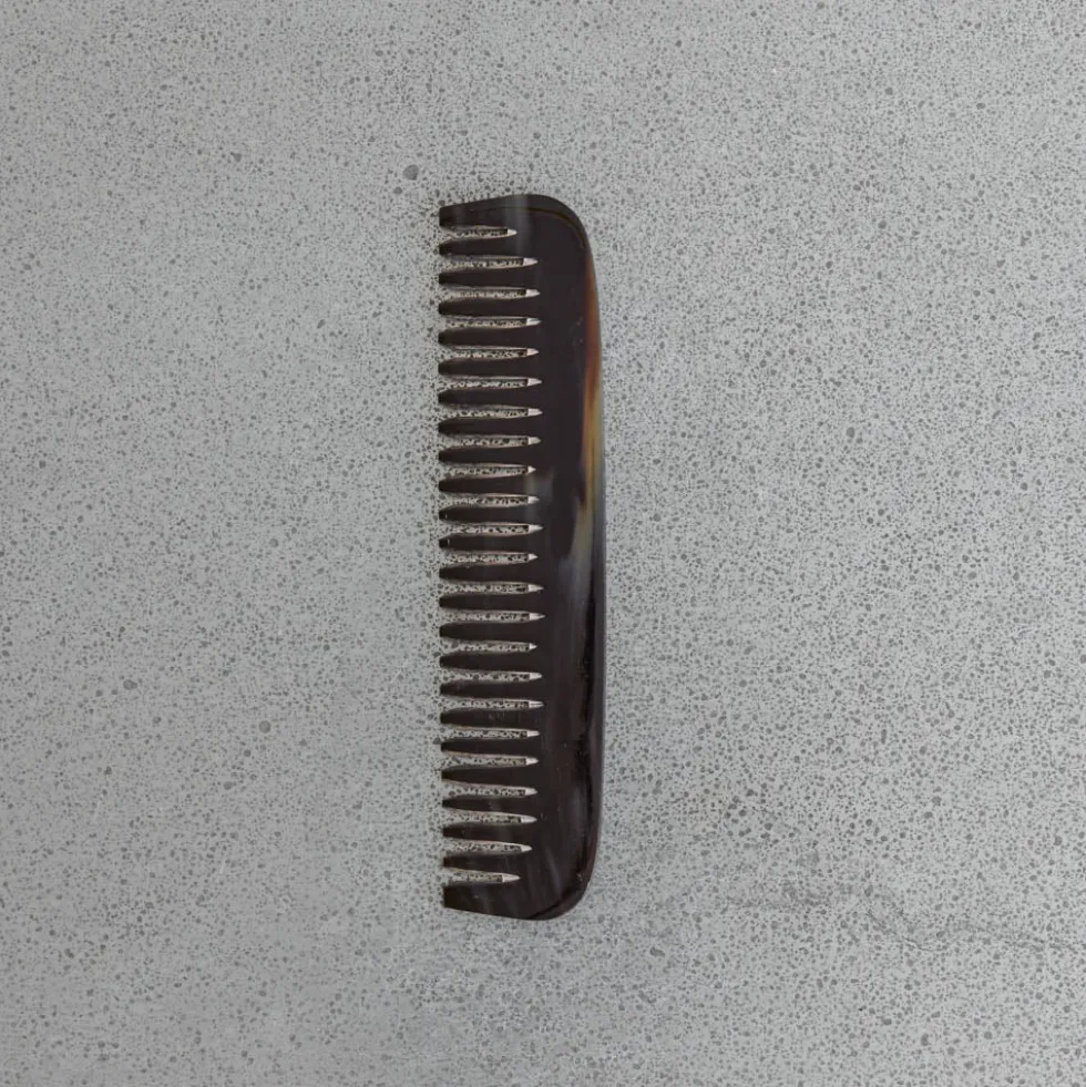 Peigne en corne à denture simple