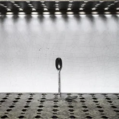 Serax - Cuillère en métal martelé - Anthracite - La Nouvelle Table