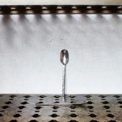 Serax - Cuillère en métal martelé - Stonewash - La Nouvelle Table