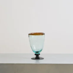 Verre à pied transparent avec ligne ambre